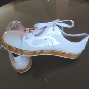 New, White Glossy finish snekers, designer:'Petite Jolie', size 8.5 US. Brazil.